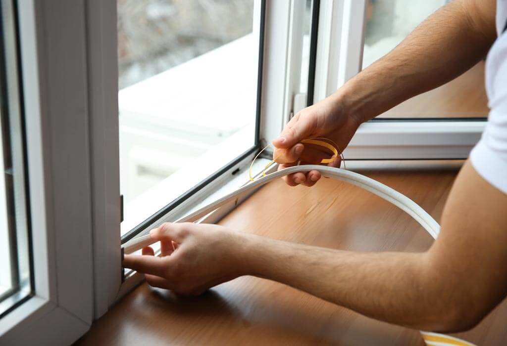 Arbeiter beim Einbau eines Fensters in einer Wohnung